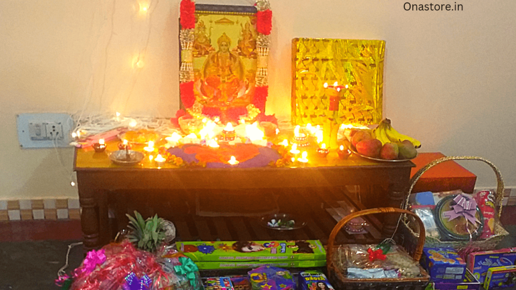 रात्रि में मां लक्ष्मी की पूजा की जाती है और प्रसाद ग्रहण किया जाता है।